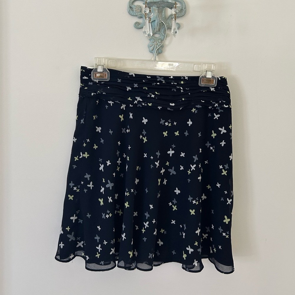 Y2K Banana Republic Mini Skirt 
Size: 4
NWT